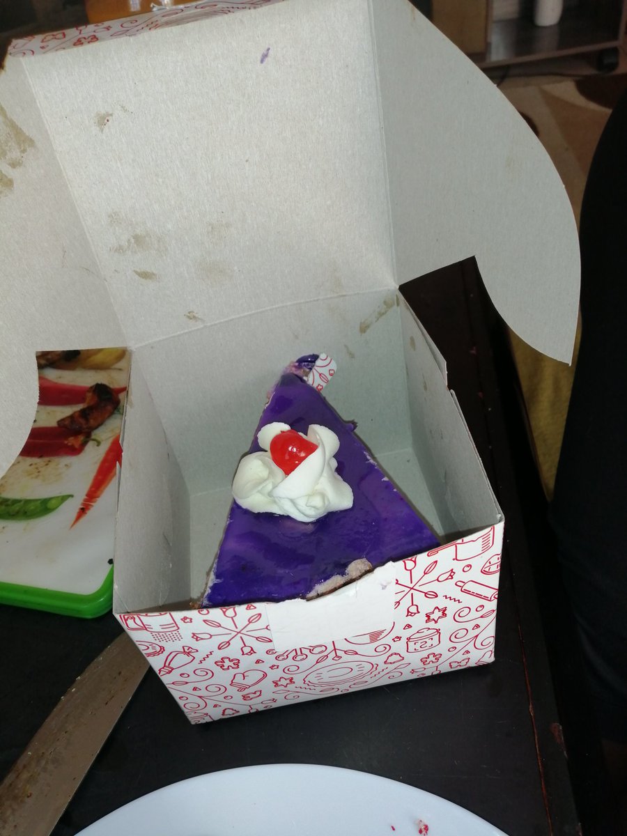 IsmailHHassan's tweet photo. @CleanshelfLtd I bought two pieces of cake from your store at shujaa mall branch. But I am very disappointed that even after being assured it was fresh we got it dried out and with a carton taste and texture. https://t.co/JYXGjdc4JG