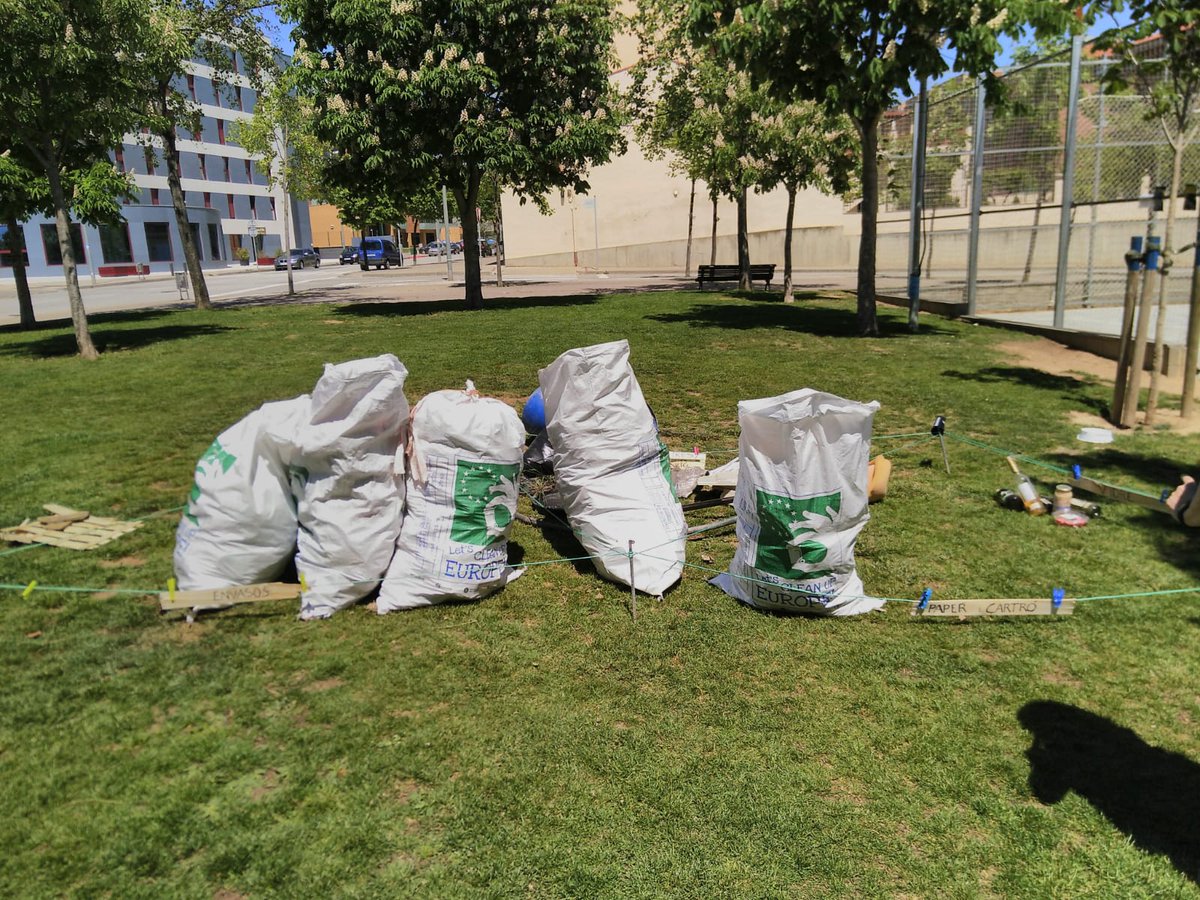 📷 Els veïns del Sucre han recollit 120kg de residus abandonats per l'entorn natural del barri i del Méder en la jornada del #LetsCleanUpEurope avui
Les deixalles no desapareixen soles. Cal respectar els nostres espais naturals 
Enhorabona per la feina!!
#letscleanupcat