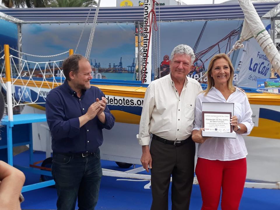 NC_LPGC's tweet photo. Nuestro compañero, Pedro Quevedo Iturbe le ha entregado una placa de reconocimiento a la federación de Vela Latina Canaria en #Fimar2019, la cuál ha sido dedicada a la Vela Latina, como seña de identidad de nuestra ciudad que es.
#unaNuevaCiudad
https://t.co/OpA9zdj0y1 https://t.co/5UmUOvZ75P