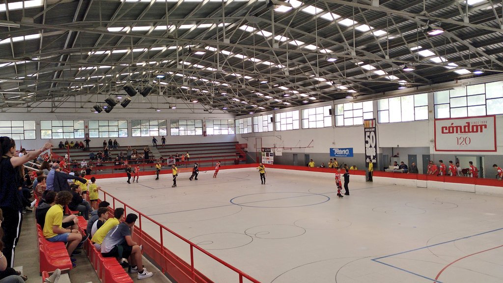 francescandres's tweet photo. Bona part de les opcions d'ascens a #OKLliga s'escapen amb l'@amunthoquei 5-2 @CHMataro. Però a manca de 6 punts i a 3 del primer i 2 del segon aquí encara queda història per explicar. Aixecar el cap i seguir!  #OKPrimera https://t.co/DCt5CxrKEL
