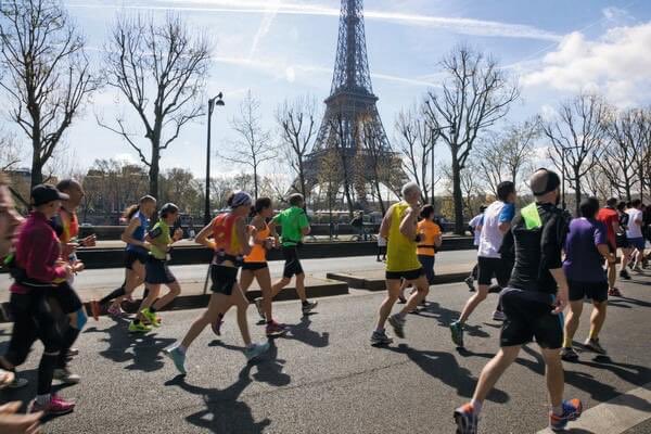ANDERE KANT!!! JULLIE MOETEN DE ANDERE KANT OP!!!!! #marathon #Utrecht