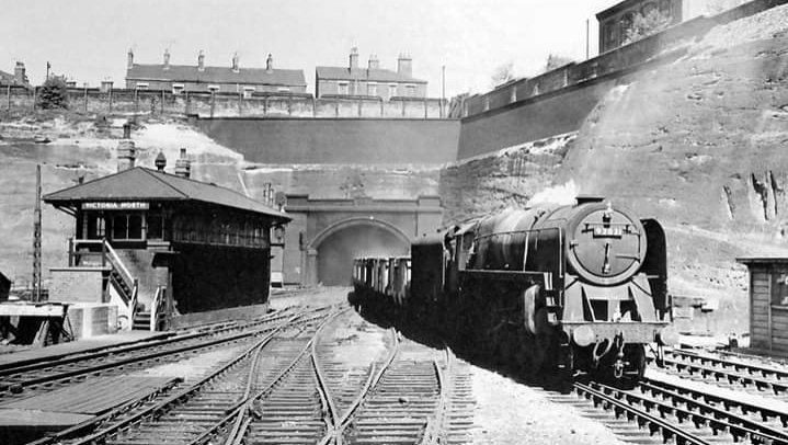 RailwayCentral's tweet image. A #BR Standard #Class9F 2-10-0 Steam #Locomotive just alighting the #MansfieldRoadTunnel for #NottinghamVictoriaStation c1950's.... #SteamOnSunday #Nottingham #Nottinghamshire.... @RailwayCentral