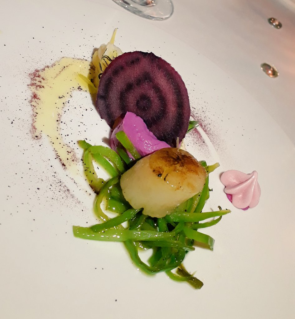 Marco_K18's tweet photo. Esperienza sensoriale @tano5655 #TanoPassamiLolio
#Capasanta, maionese di albume e bietolaRossa #Evo friarielli, porro oppure
Cilindro di patata, crème brûlée di #GranaPadana, uovo di quaglia caramellato, farina di porcini, champignon disidratati e tartufo nero glassato
#cibo https://t.co/SeL6zYvqdy