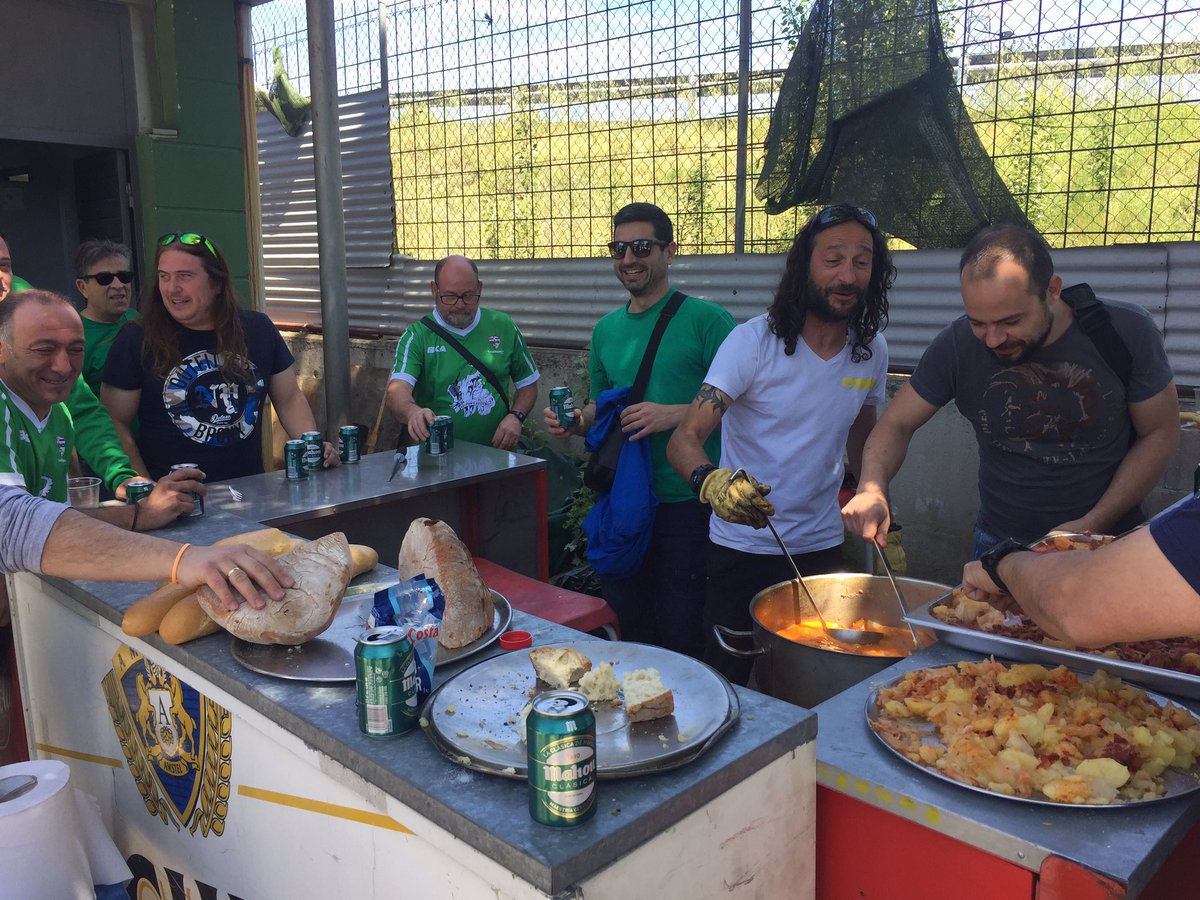 Esteban001972's tweet photo. Que aproveche!!!! Muchas gracias a la peña del Ovni, los padres de la @EscuelaTrival  y @kioskotrivalva1 
por el almuerzo. Esto es @trivalvalderas https://t.co/ad3foxZsfS