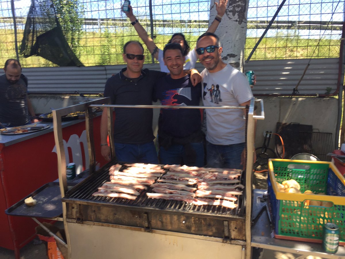 Esteban001972's tweet photo. Que aproveche!!!! Muchas gracias a la peña del Ovni, los padres de la @EscuelaTrival  y @kioskotrivalva1 
por el almuerzo. Esto es @trivalvalderas https://t.co/ad3foxZsfS
