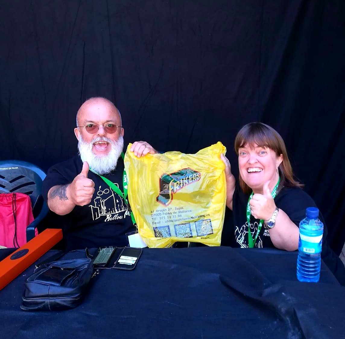 Frikers1's tweet photo. Los buenos actores saben donde comprar!๐๐
#PeterBonner y #DonnaBonner en #CastilloDeBellver con #BellverMagic
Gracias a #AACF https://t.co/vB5qwKl2y0