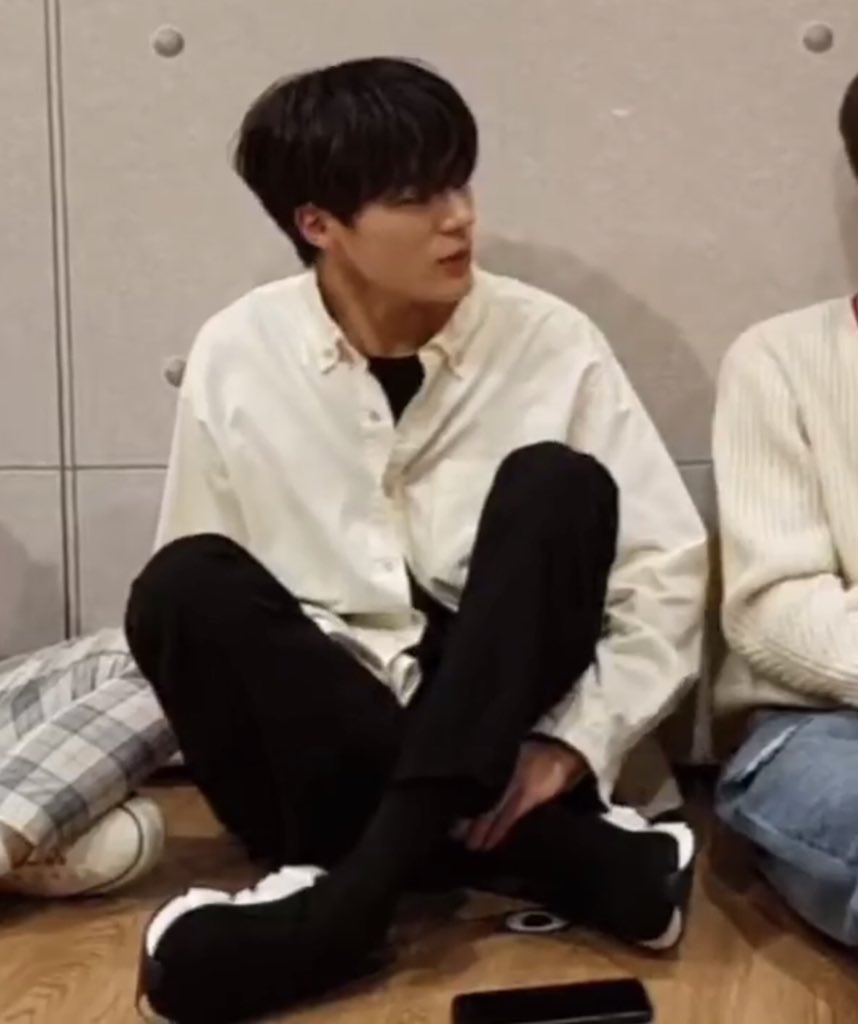มีกี่เหตุผลที่คนๆนึงจะซื้อของขวัญวันเกิดให้อีกคนซึ่งเป็นของแบบเดียวกันกับที่ตัวเองก็มี นอกจากว่าเขาอยากจะ”ใส่คู่กัน”อ่ะ #nomin