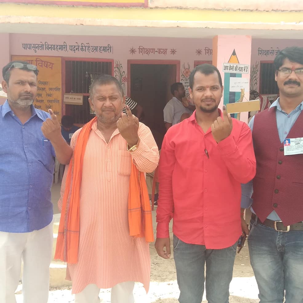 ishivanandpande's tweet photo. #मेरा_वोट_मेरा_अभिमान
मैंने अपने परिवार के साथ मतदान कर अपने कर्तव्य एवं अपने अधिकार का प्रयोग किया।आप भी मतदान वाले दिन घर से निकल कर राष्ट्र हित में उपलब्ध उत्कृष्ट को वोट करे देशद्रोहियों को चोट करे।
#NationFirst_VotingMust
#ivoted
@ABVPVoice @gorakshabvp https://t.co/gNCpWxfd7a