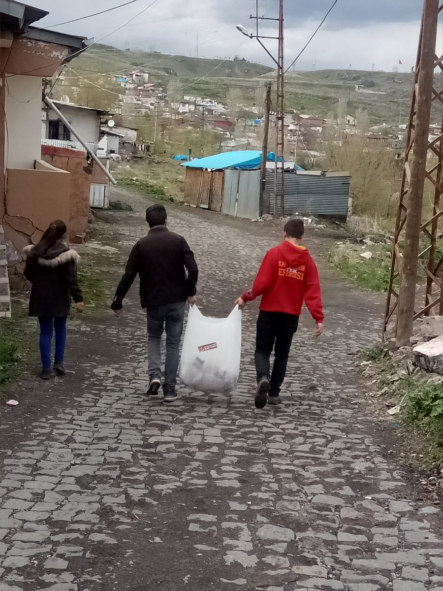 uAUNIKafkas's tweet photo. Mübarek  ramazan ayında,ihtiyaç  sahiplerinin yanında olabilirmek adına Kars 'da erzak yardımında  bulunduk .Gençliğiz,geleceğiz  diyerek ülkemiz  icin her yerde olmaya devam edeceğiz !

@ultrAslanUNI https://t.co/BmnvwYXW3n