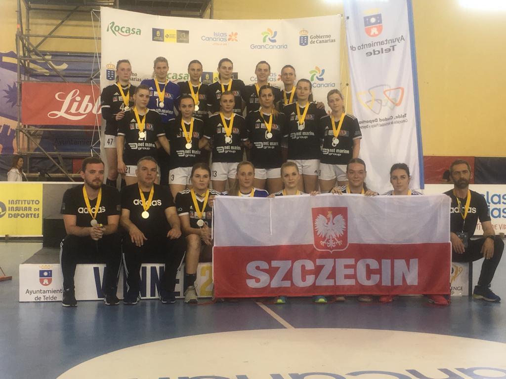 SPR_Pogon's tweet photo. 🥈 Srebrne medalistki pucharu Challenge 🔥 to nasz drugi finał w historii. 💪 Jesteśmy dumni, że udało nam się tak daleko zajść, przegrywając tylko 1 spotkanie w całym turnieju 💙❤ https://t.co/1B2aLrwwez