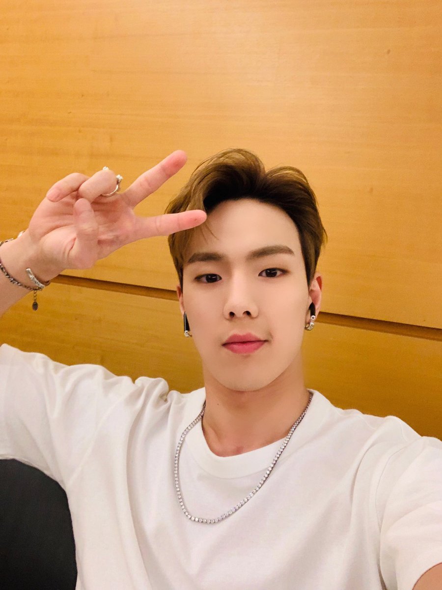 Official_MX_jp's tweet photo. #ショヌ より日曜夜の  #MONBEBE  へ  
#夢でも会いたい
#SHOWNU
@OfficialMonstaX https://t.co/zoF8J2AVav