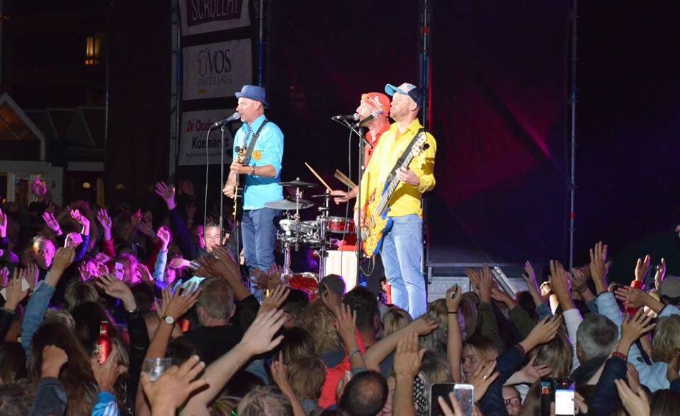 het was weer 'n feest! Live muziek maken, het liefst te midden van het publiek. #onetwotriohussel #veronicainsideradio