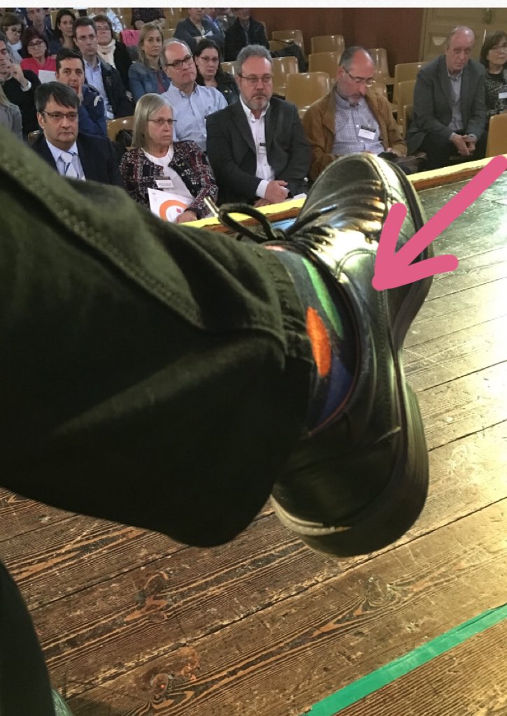 juanjofdezsola's tweet photo. Per als Diàlegs per a l’Educació @EscolaCristiana a @LaSalleComtal m’he posat els meus @HappySofficial per quan faig coses “mediàtiques”, tal com vaig prometre quan me’ls va regalar la família. Això deu ser #mitjonisme, no, @toniaira? https://t.co/Ea4kyL1owE