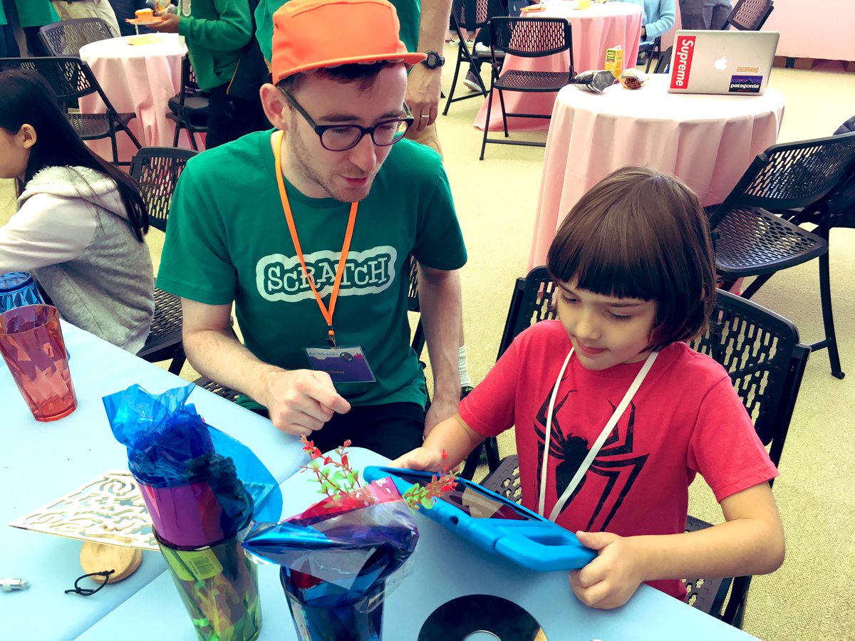 CarolRodeghiero's tweet photo. Imagine, create, share and use many colors! 🎨 #scratchday2019 https://t.co/tBuPoakC0s