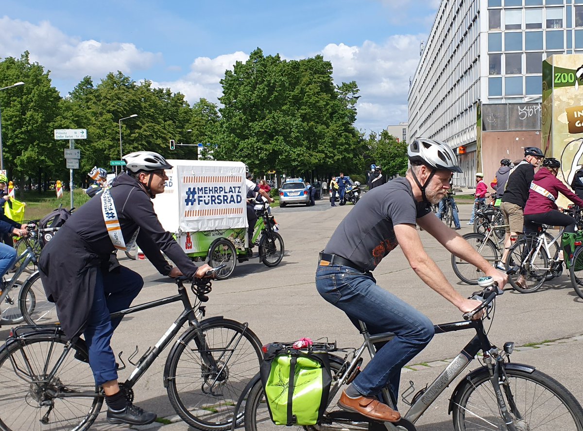 Mehr als 1000 Radfahrer*innen erreichen aktuell die Lingener Allee. In #Dresden wird mit vielen Menschen ein klares Zeichen für #MehrPlatzFürsRad gesetzt. #dd1205