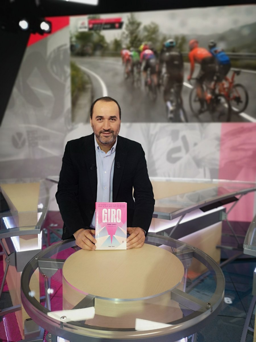 lachainelequipe's tweet photo. On vous fait à nouveau gagner le superbe livre "Giro" écrit par Pierre Carrey ! 

Pour participer, RT+ Follow @lachainelequipe, TAS demain matin 😃

 #lequipeGIRO https://t.co/olpB9uxTkz