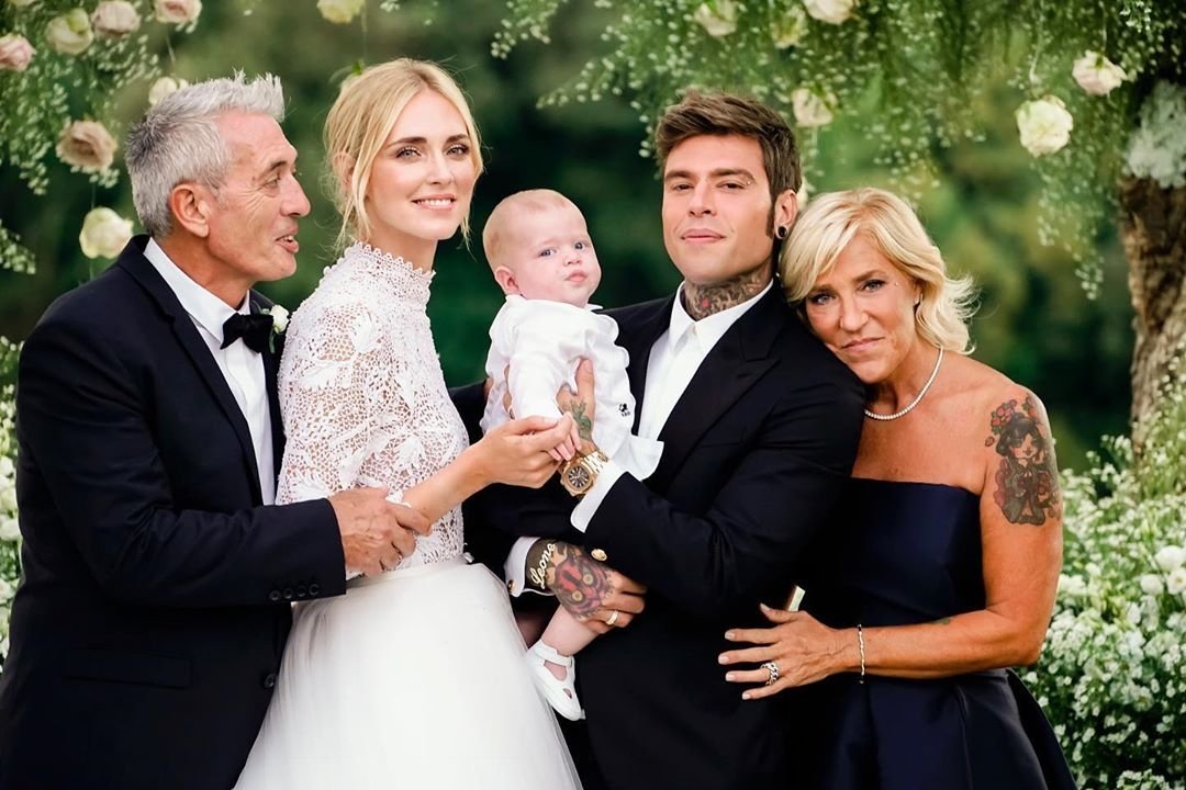 Fedez's tweet photo. Sarete le fondamenta di ciò che i vostri figli saranno, una delle responsabilità più grandi che la vita possa mettervi davanti. Siate sempre orgogliosi dei vostri figli, ne vale sempre la pena.
Buona festa a tutte le mamme, siete uniche! ❤️ https://t.co/LJ76pUsgvG