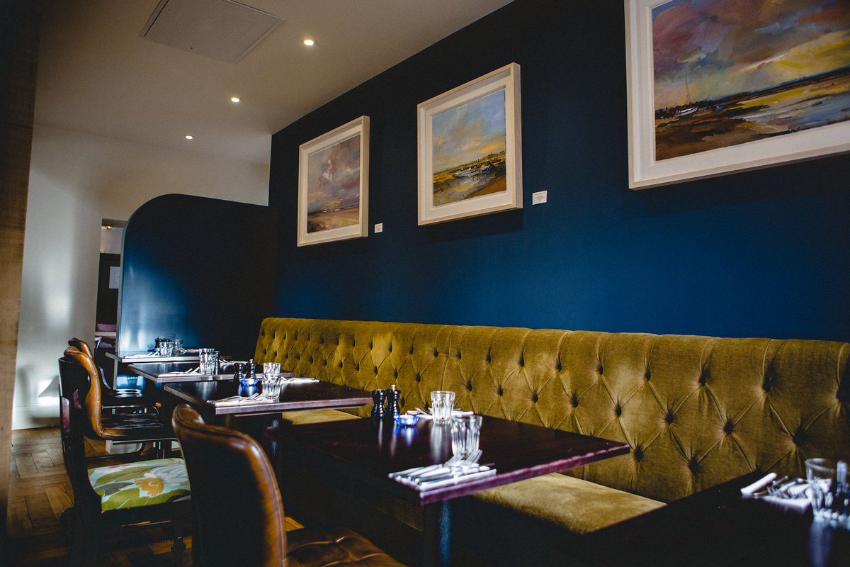 Get comfortable! 😍

Our fresh and contemporary country-style is ideal for relaxing and hanging around with some of your favourite people. 

Come and visit! 
theheroburnhamovery.co.uk/index.html

#Norfolk #Restaurant