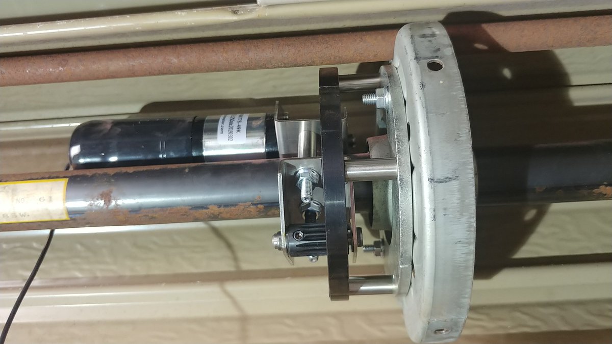 Red あと一息 手動のシャッターを電動に改造中 国内で後付けが出来るのはシステムデザインのスマートガレージkitだけ 今配線まで通せたのでスイッチ取り付けで終わるぜー