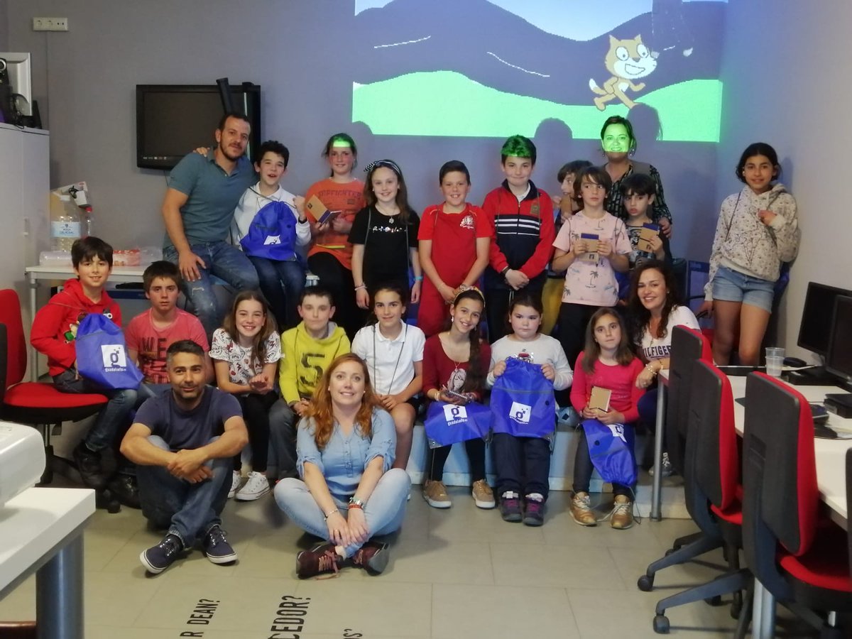 PuntosVuela's tweet photo. Imágenes del #ScratchDay #AltoGenal, una actividad organizada y desarrollada por @CGAlpandeire @CGFarajan @CGCartajima @CGPujerra y @CGJuzcar para celebrar el #ScratchDay 2019 a nivel mundial. #CulturaInnovadora #InnovaciónyJuego #DescubreTuTalento https://t.co/G3Gp0q9ATm