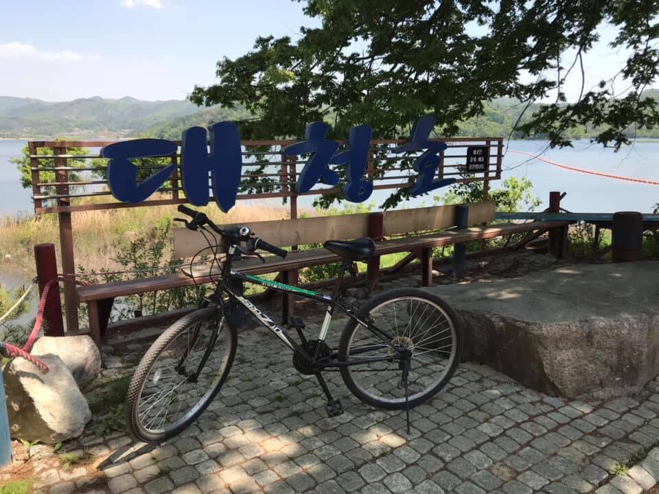 잔잔한 푸른 물빛과 푸른 가로수길이 잘 어우러진 대청호가로수길, 자전거 라이딩을 즐기면서~~ 🚴💦
대청호반의 자연 풍경을 따라 자전거로 내달리다보면 건강이 덤으로 챙길 수 있어 좋네용~~
햇살 가득한 주말에 시원한 바람을 가슴으로 맞으며 상쾌하게 달리는 라이딩의 재미를 즐겨서 넘 좋아요