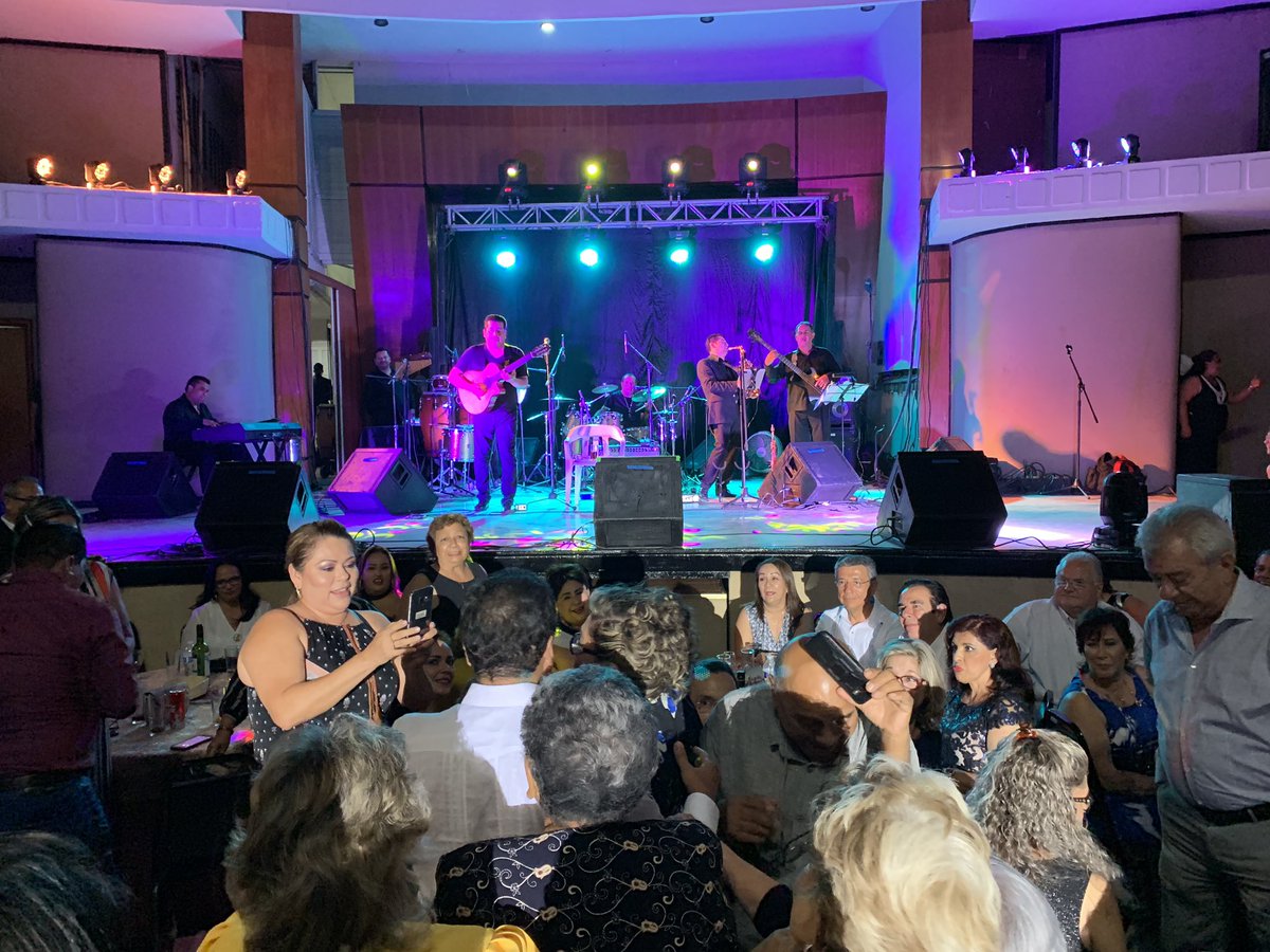 carlos_cuevas's tweet photo. Que buena velada en #Veracruz
Gracias mi gente por regalarnos su cariño y sus aplausos @Ric_Caballero #salonbaalbek #centrolibanes
Y vámonos a #CDMX QUE HOY TOCA #Cuernavaca #alegría🎉 https://t.co/sjMJBhN9tS
