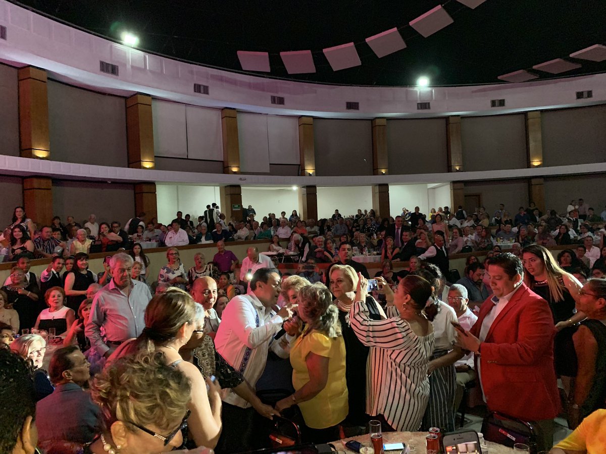 carlos_cuevas's tweet photo. Que buena velada en #Veracruz
Gracias mi gente por regalarnos su cariño y sus aplausos @Ric_Caballero #salonbaalbek #centrolibanes
Y vámonos a #CDMX QUE HOY TOCA #Cuernavaca #alegría🎉 https://t.co/sjMJBhN9tS