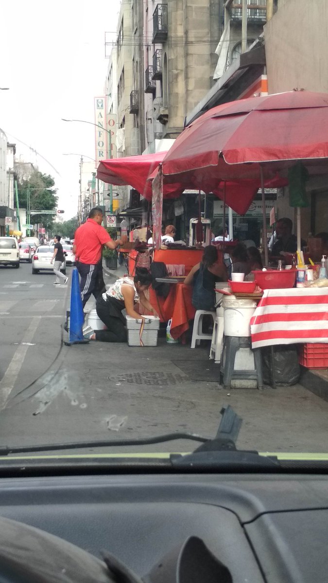 perroamigoCDMX's tweet photo. @iavzamarron @LuisMendezPosmo @nenulo @arelibiciteka @ari_santillan @pasotti @Bicitekas @ferfisfer @BiciManager @Javier_Hidalgo aqui en artículo 123 y López esto no estorba?

hasta se comen un carril. 

@DuniaLudlow no los ves o solo hay q simular. para no quedar mal con @DianBarrios https://t.co/rhukmmOxvP