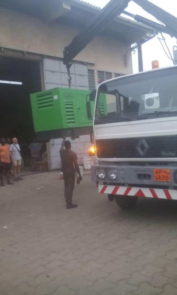 jarnati's tweet photo. le Container 2019 vient de sortir du port de Cotonou et le déchargement se termine. les bénéficiaires vont être heureux ! @jarnati @jarnatibénin #solidarité #Benin #France #orphelinat https://t.co/vpaazK2hUt