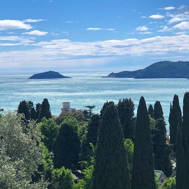 BellavistaLeric's tweet photo. Today’s seaview from our apartment 💙Link in bio 🔝 #windy #lerici #liguria #bellavistalerici #airbnb #airbnbitaly #travel #cinqueterre #ig_liguria #qualitytime #bayofpoets #golfodeipoeti #visititalia #italianlandscape #igersitalia #top_italia_photo #beautifuldestinations #hol… https://t.co/MRzo0CpBa0