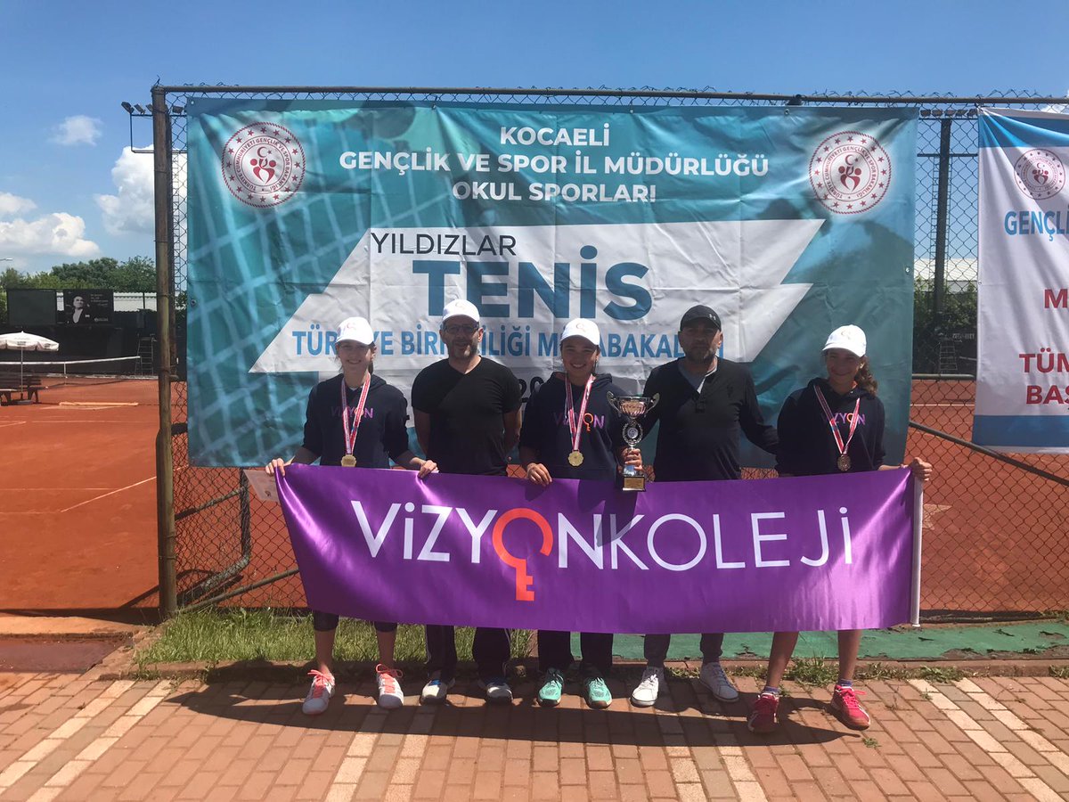 Vizyon Kolejinden teniste büyük başarı. Kocaeli'de düzenlenen Yıldız Kızlar Kort Tenisi Türkiye Finalinde finalde TED Ankara Kolejini yenerek Türkiye Şampiyonu olduk.Ada Karabacak,Nil Öztekin ve Iroda Makhamatjonova'dan oluşan tenis takımımızı ve Ümit Güner hocamı tebrik ediyorum