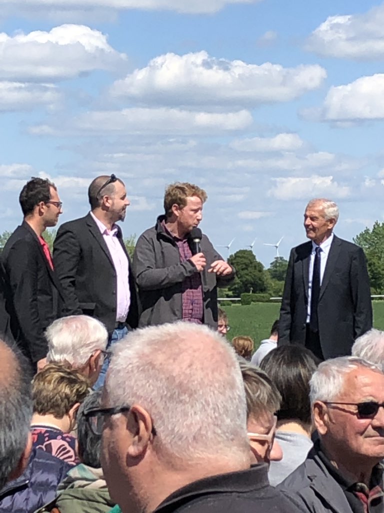 stanislasfoucau's tweet photo. @Vincenono @agrikol les Influenceurs ! Sont dans la place sur l’hippodrome de Méral . Toujours au plus près du terrain #Meral #courseshippiques #convivialité #partenaire https://t.co/QVn4yVXKy6