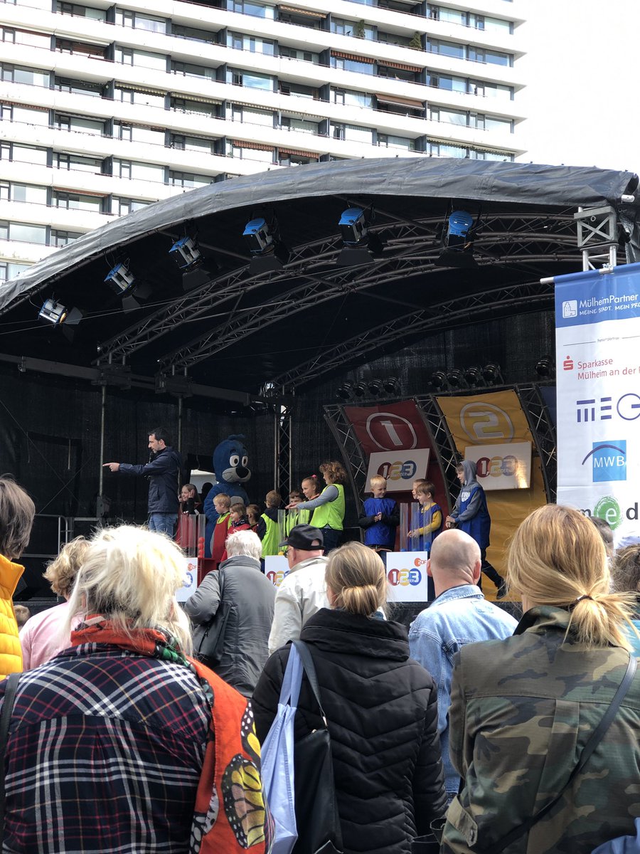 MHruhrTourismus's tweet photo. 1, 2 oder 3 on Tour! In gut 30 Minuten gibt es noch eine Show auf dem Kurt-Schumacher-Platz! #kindershow #muttertag #innenstadt #mhruhr #meinmülheim #bühne https://t.co/jbnVLMrVfI