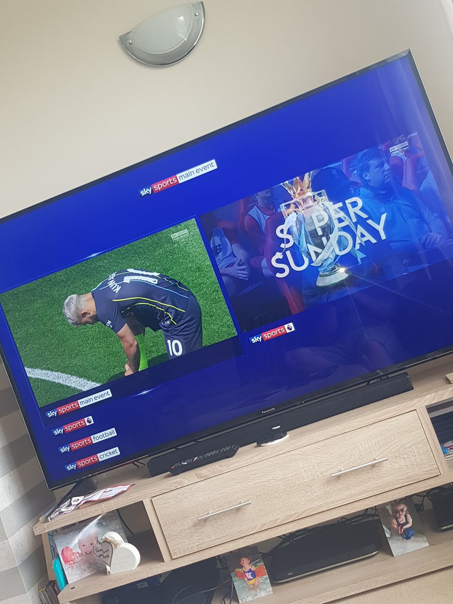 johnski16's tweet image. Cant decide which game to watch so am just gunna have to split screen ⚽️⚽️⚽️