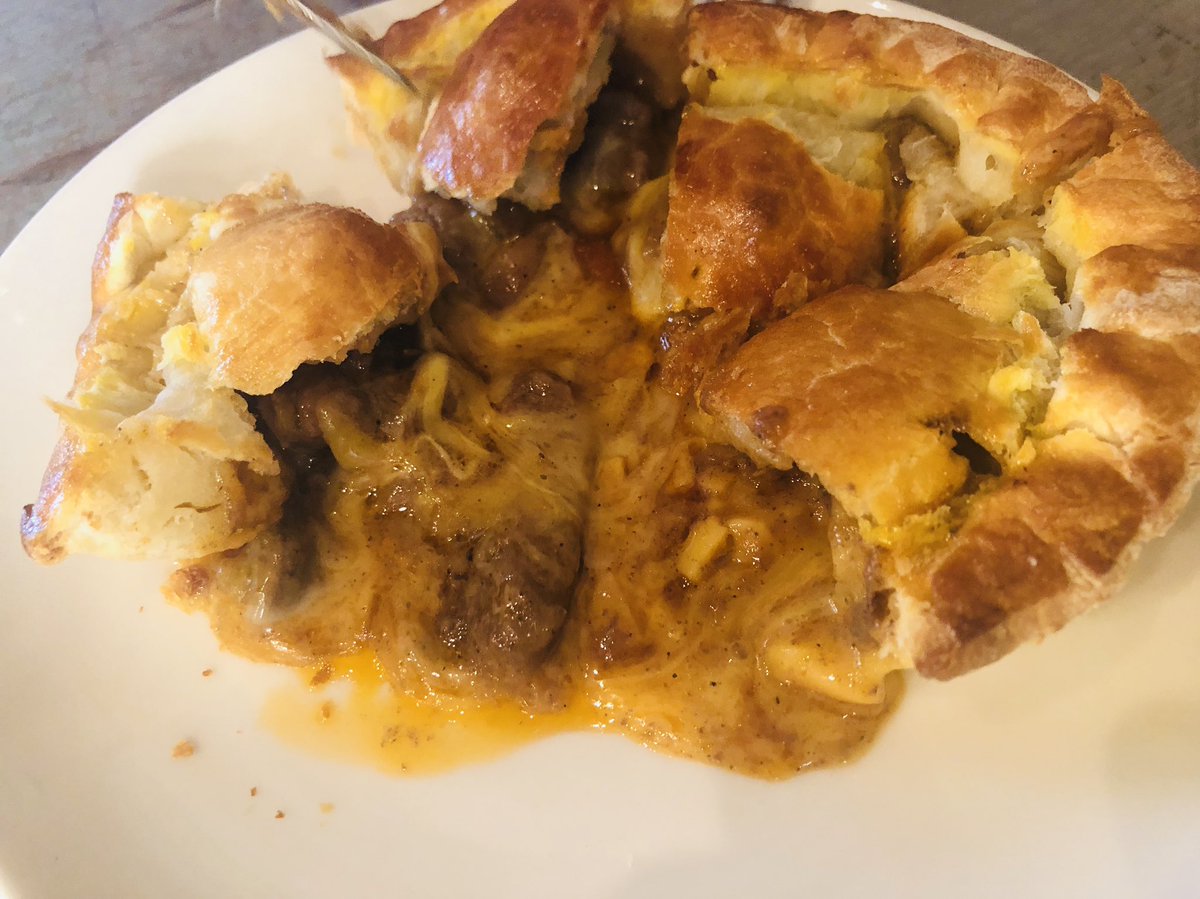 경리단길 더리틀파이
시킨건 소고기 치즈 미트파이! 밥 먹은후 가서 간단하게 하나만 먹어봤다 예전에 먹은 미트파이는 잡내가 심했어서 걱정했는데 다행히 고기 잡내는 안났음 치즈+고기+버터향 가득한 파이지 가 합쳐져서 상당히 헤비한 느낌! 그레이비 소스가 맛났음 짭짤하니 맥주를 부르는 맛