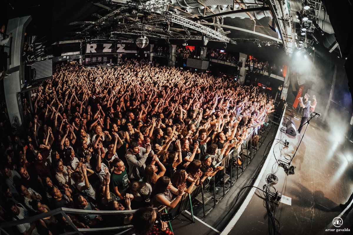 🔥 ESPECTACULAR RAZZMATAZZ🔥
.
Gràcies infinites Barcelona!! 
Així va començar la gira de “La Lengua de los Pájaros”. Ens va flipar sentir com cantaveu les noves cançons a plè pulmó per primer cop!!
Eternament agraïts!!