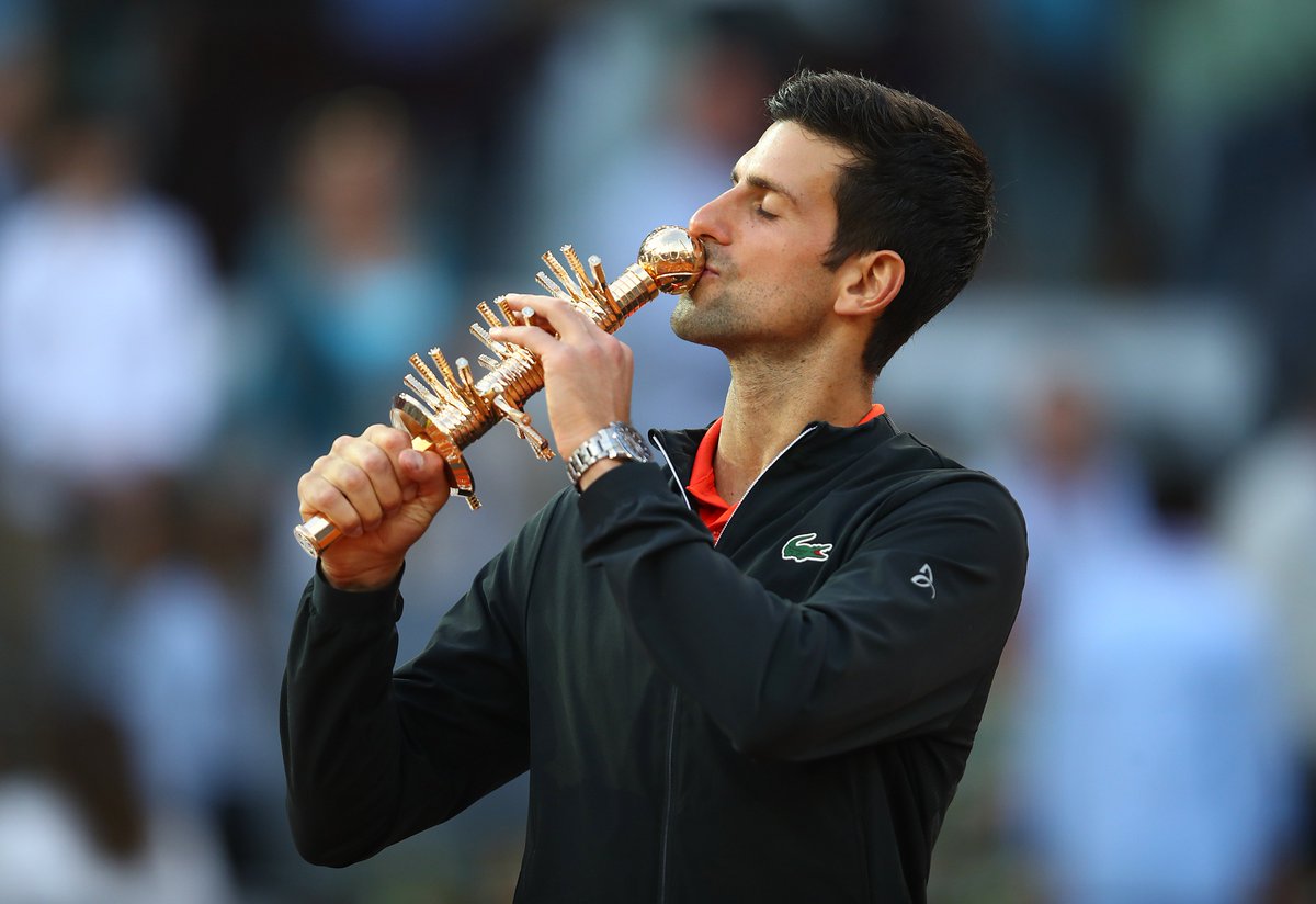 Djokovic besando el trofeo.