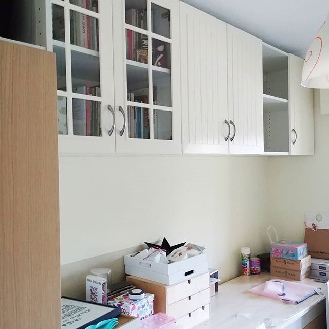 petuluna's tweet photo. Cuando por fin nos pusieron los muebles nuevos de la cocina, y estos viejos compañeros de color blanco quedaron libres, ví el cielo abierto, y visualicé por fin lo bonitos que quedarían en el taller... ni por asomo imaginaba lo que me esperaba. Ha costado mucho ¡pero mucho! … https://t.co/D1VpPLzZS3
