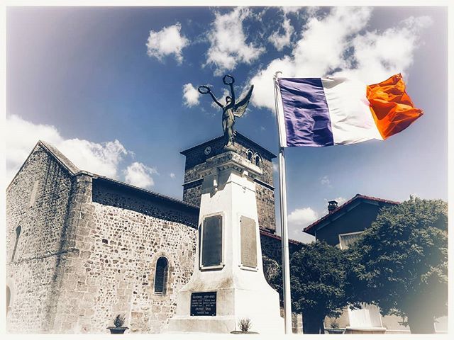 realdavely's tweet image. Slow Sundays in Lessac 🇨🇵 #lessac #charente #charentevienne #church #eglise #memorial #bluesky #flag #tricolore bit.ly/2JwX7Fi