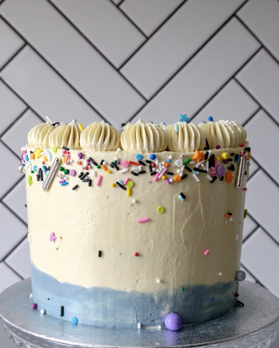 Oh it’s been a while! And this cake is from an age ago but I had to share. A chocolate cake filled with chocolate ganache and smothered with coffee Swiss meringue buttercream 😍