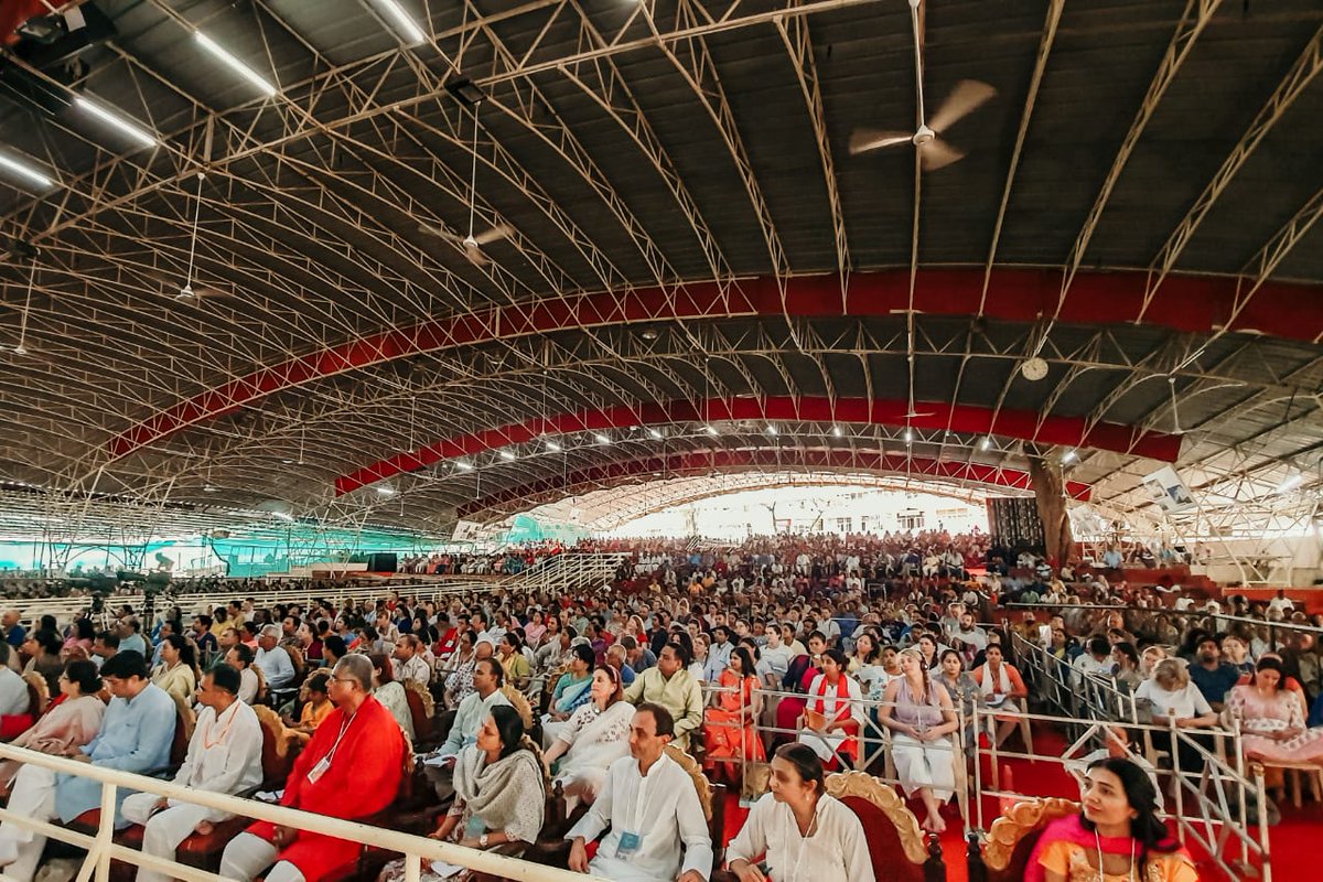 Gurudev's tweet photo. The Supreme Purusha permeating the microcosm &amp; the macrocosm is so well described in Chapter 15 of Bhagavad Gita, which we discussed over the last two days. It is ancient &amp; new, scientific yet mystical. https://t.co/JYBgOo9Js2