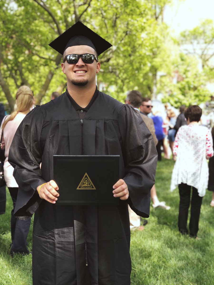 jayy_rayy215's tweet photo. Who would’ve thought a kid from sunny California would stay 4 years in Nebraska and make tons of amazing friends and memories?

I did it 🎓🥂📚 https://t.co/Lmy5AOuS69