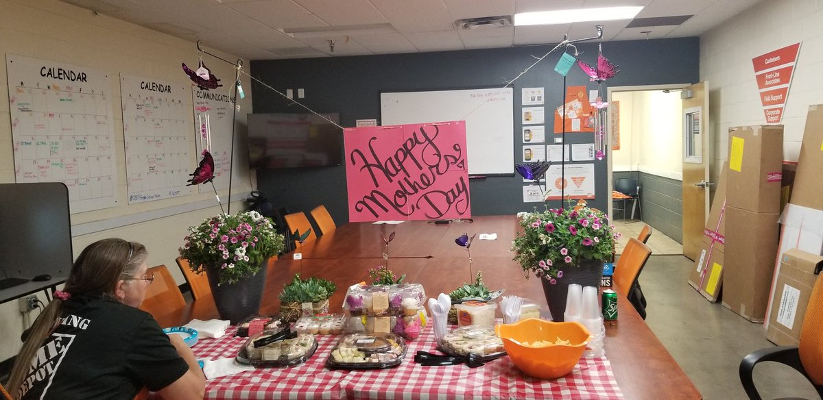 IsisDia44650225's tweet photo. Celebrating the Moms here at 455
Happy Mother's Day!
#D287WeAreTheBar #Go455 https://t.co/cmLAXvv1t8