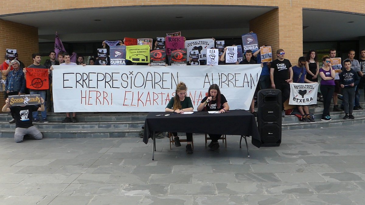 EsparruGTX's tweet photo. Más de 10 colectivos y organizaciones de Zizur Nagusia reunieron el pasado viernes a decenas de personas para denunciar la represión de la Policía Municipal en nuestro pueblo. Errepresioaren aurrean, herri elkartasuna eta autodefentsa!!!💥💥 https://t.co/zHgs6DuxWe