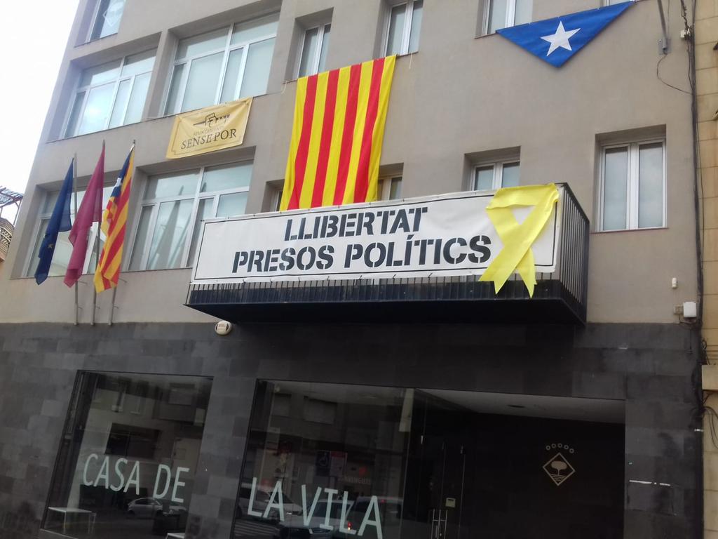 carrizosacarlos's tweet photo. El alcalde de Alcarràs (Lleida) desobece a la Junta Electoral y mantiene los tenderetes de propaganda separatista en el espacio público. Es una vergüenza cómo el separatismo se siente impune ante la Ley. No lo vamos a permitir. Vamos a denunciar a este alcalde ante la Fiscalía. https://t.co/hVo6fI3xna