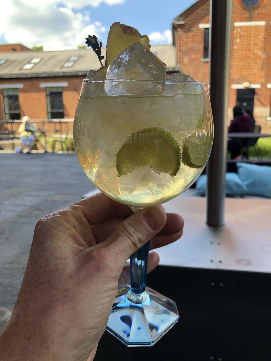 _DCWorld's tweet image. Having a Gin at #Bombaydistillery and what a drink this is!! Lovely 🍸