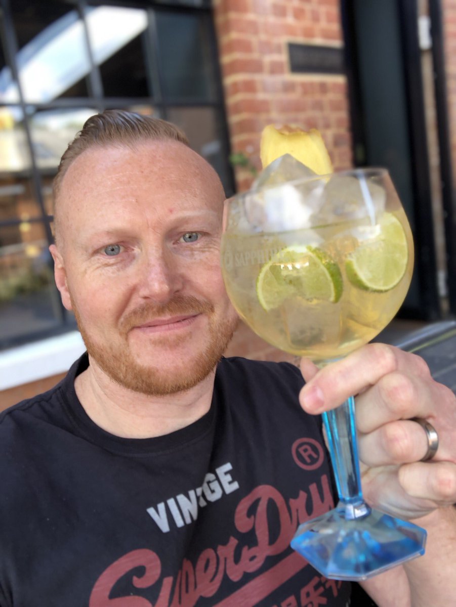 _DCWorld's tweet image. Having a Gin at #Bombaydistillery and what a drink this is!! Lovely 🍸