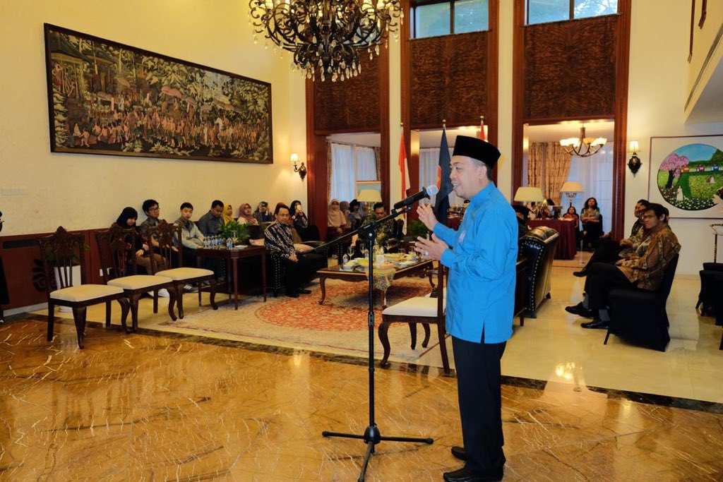 KBRI_Beijing's tweet image. 2. Kultum disampaikan Ustad Taufik Setyaudin dr @dompetdhuafa yg mengingatkan bhw manusia diberi kelebihan akal &amp;amp; ilmu yg seyogyanya digunakan utk kebajikan. #DubesRI #RamadanMubarak