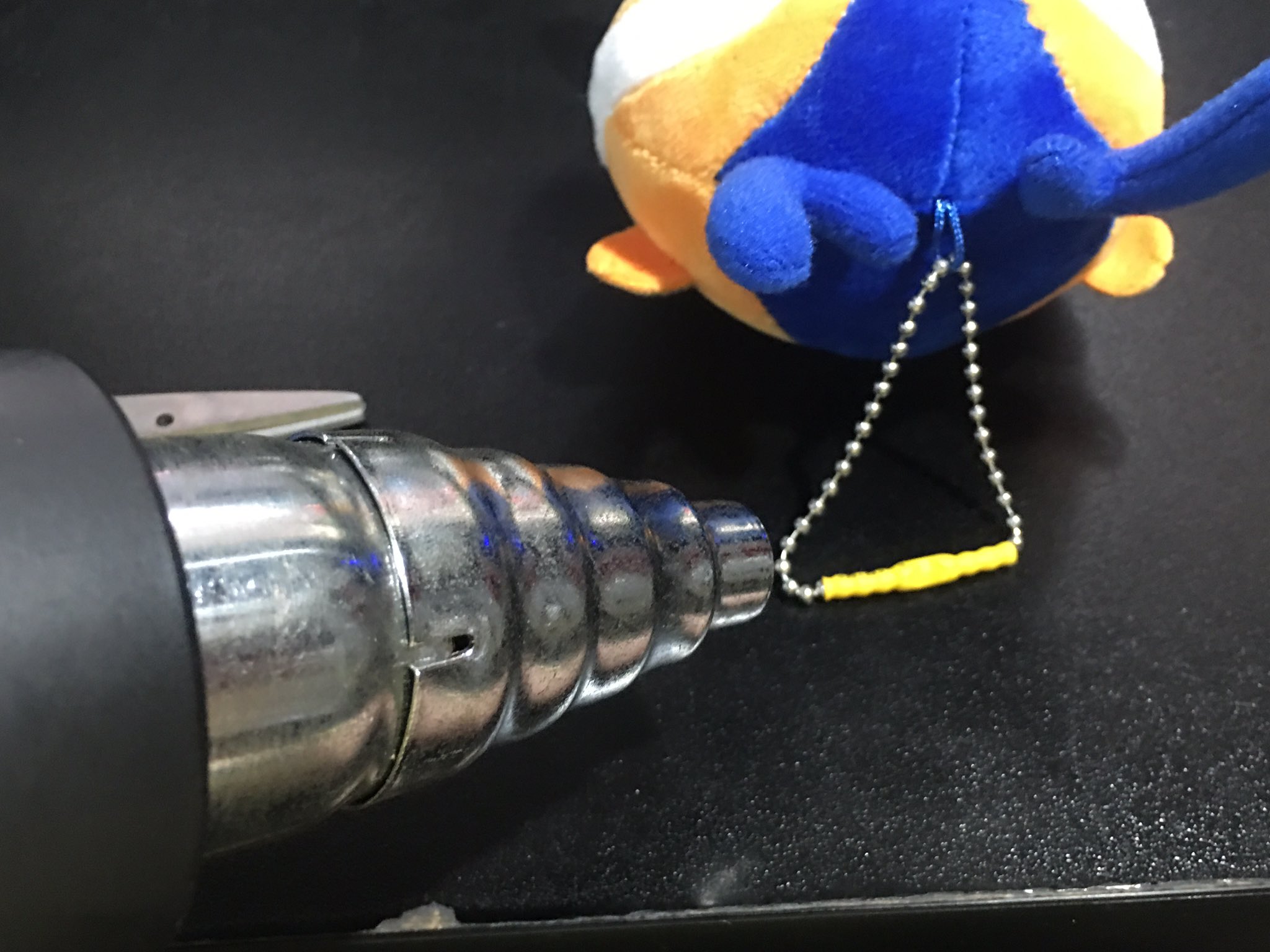 たび En Twitter またダイソー よく外れて無くなるボールチェーンのキーホルダーを外れなくする簡単な方法 ダイソーで熱収縮チューブを買ってくる 一番細い3mmを良い長さに切ってジョイント部分にはめる 後はどこのご家庭にもあるドライヤーで たび En Twitter またダイソー よく外れて無くなるボールチェーンのキーホルダーを外れなくする簡単な方法 ダイソーで熱収縮チューブを買ってくる 一番細い3mmを良い長さに切ってジョイント部分にはめる 後はどこのご家庭にもあるドライヤーで