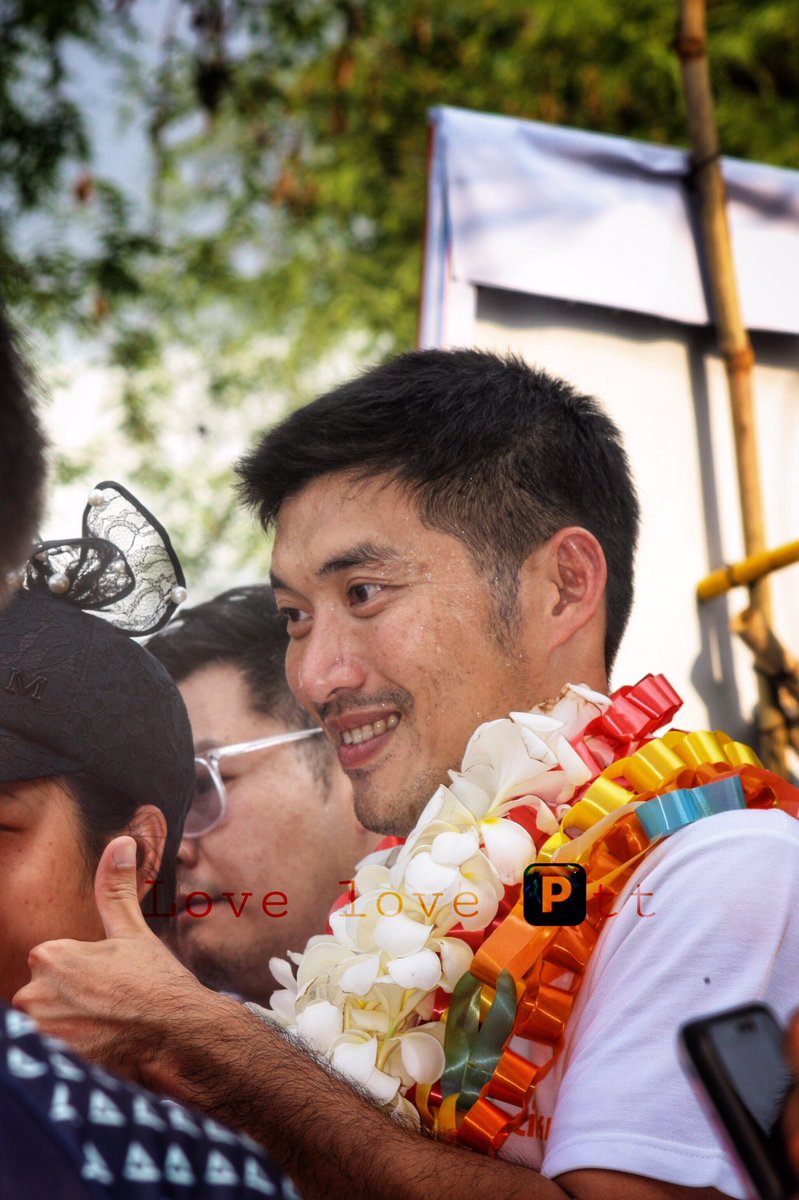 loveptt's tweet photo. เหนื่อยไหม .. สิ่งที่เธอทำอยู่ 🧡
ร้อน แต่พ่อก็สู้ ..✌🏻
#thanathorn #savethanathron #ธนาธร #เลือกตั้งซ่อมเขต8 #เชียงใหม่ #อนาคตใหม่ #อนาคตใหม่เชียงใหม่ #futurista
เขต8 สันป่าตอง แม่วาง ดอยหล่อ จอมทอง https://t.co/YayMNTX0ea